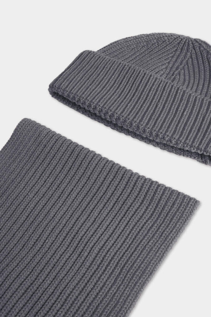 Bufanda de punto, gorro y caja de regalo Bufanda de punto, gorro y caja de regalo