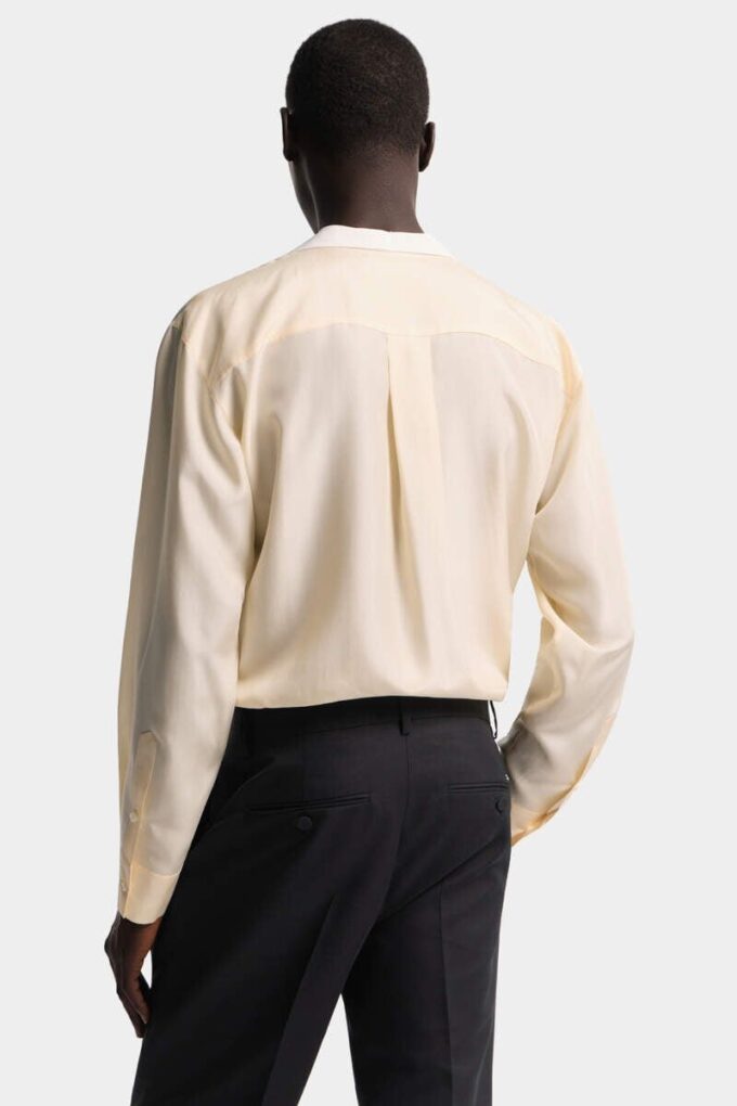 Camisa de seda con pajarita y hombros caídos Camisa de seda con pajarita y hombros caídos