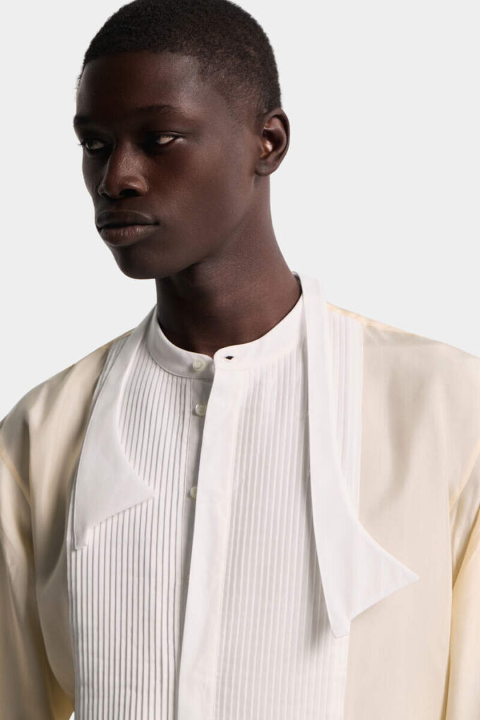 Camisa de seda con pajarita y hombros caídos Camisa de seda con pajarita y hombros caídos