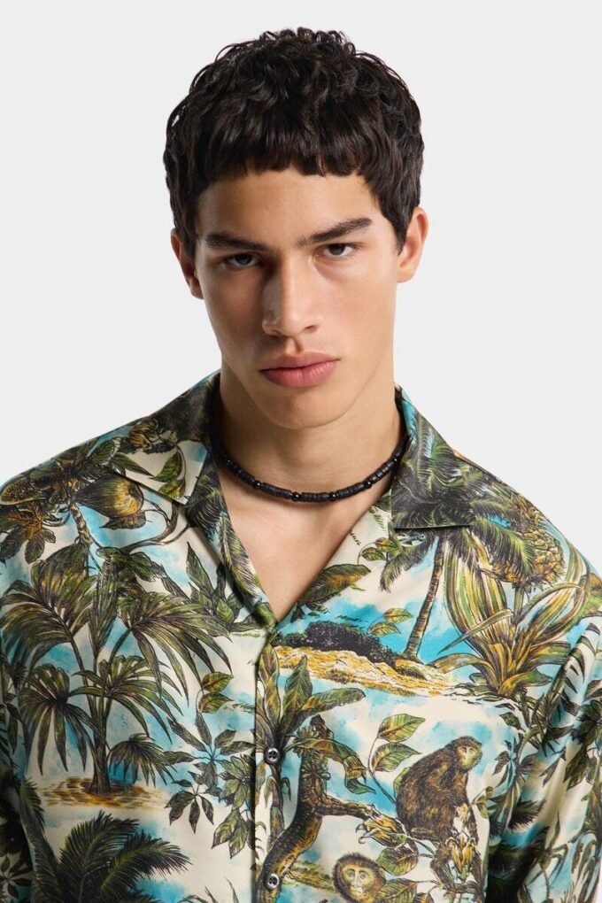 Camisas con cuello en V y estampado de monos Camisas con cuello en V y estampado de monos