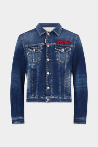 Chaqueta de fumador oscura sobre chaqueta de vaqueros