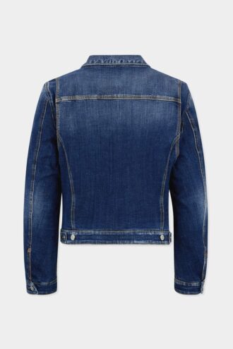 Chaqueta de fumador oscura sobre chaqueta de vaqueros