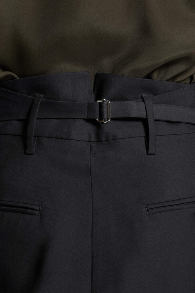 Pantalón de noche con un pliegue Pantalón de noche con un pliegue