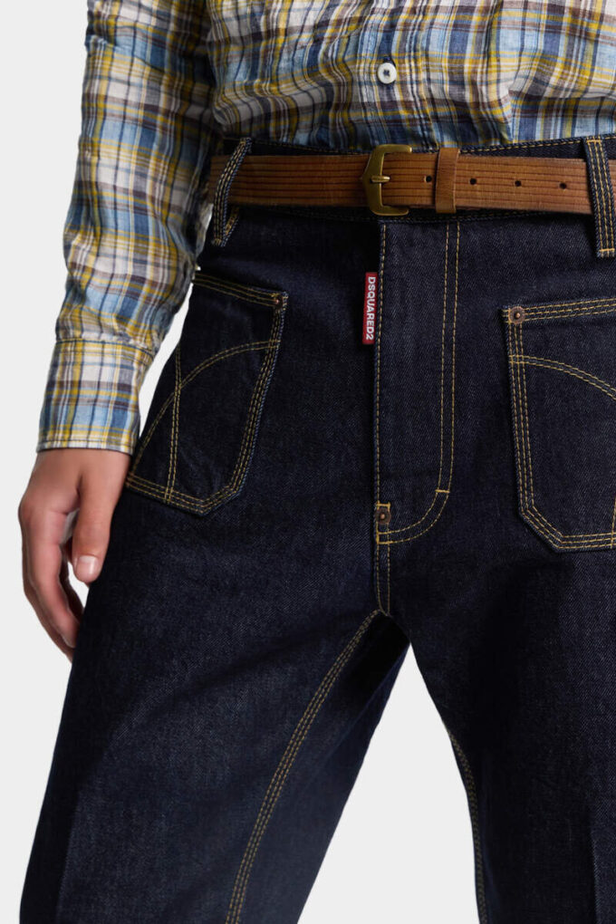 Pantalón sexy de los 70 en lavado oscuro Pantalón sexy de los 70 en lavado oscuro