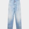 Pantalón vaquero de lavado claro y limpio con un pliegue Pantalón vaquero de lavado claro y limpio con un pliegue