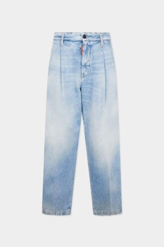 Pantalón vaquero de lavado claro y limpio con un pliegue
