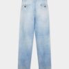 Pantalón vaquero de lavado claro y limpio con un pliegue Pantalón vaquero de lavado claro y limpio con un pliegue