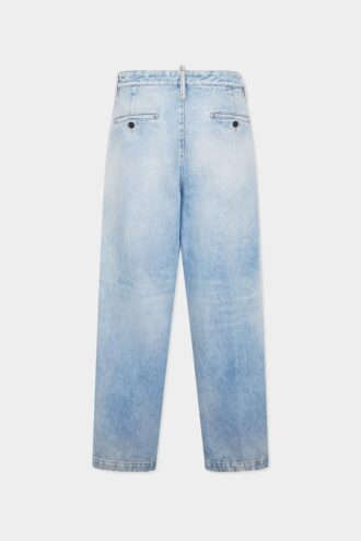 Pantalón vaquero de lavado claro y limpio con un pliegue