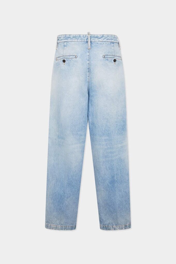 Pantalón vaquero de lavado claro y limpio con un pliegue Pantalón vaquero de lavado claro y limpio con un pliegue