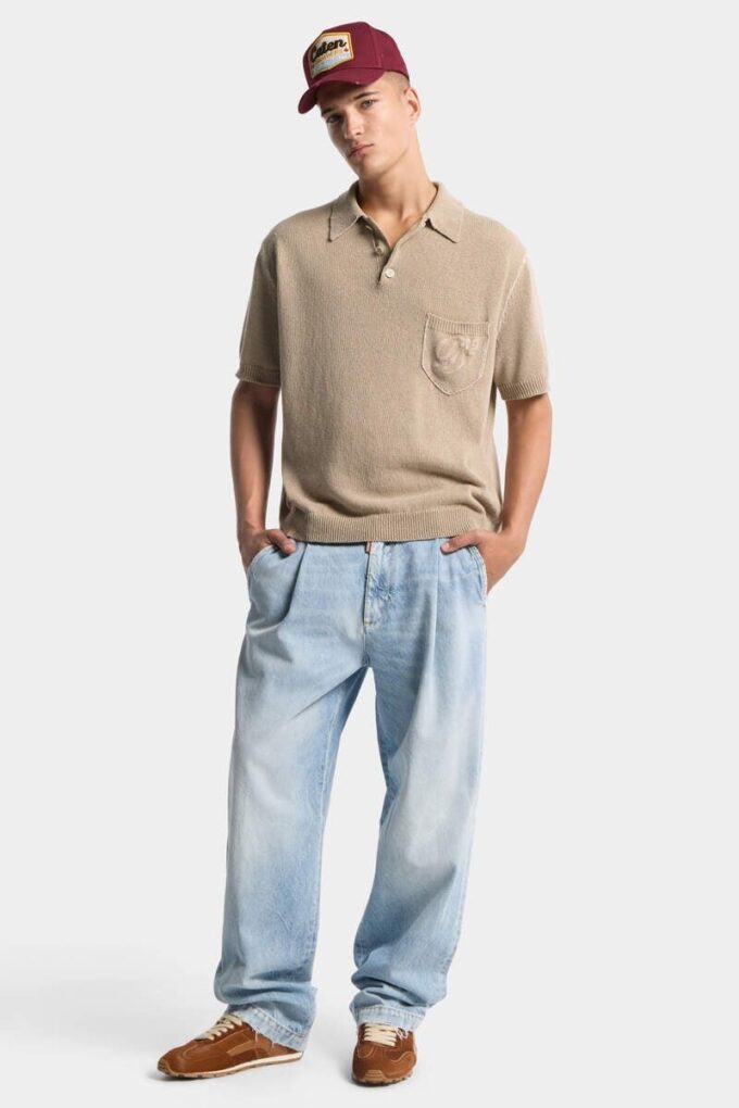 Pantalón vaquero de lavado claro y limpio con un pliegue Pantalón vaquero de lavado claro y limpio con un pliegue
