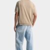 Pantalón vaquero de lavado claro y limpio con un pliegue Pantalón vaquero de lavado claro y limpio con un pliegue