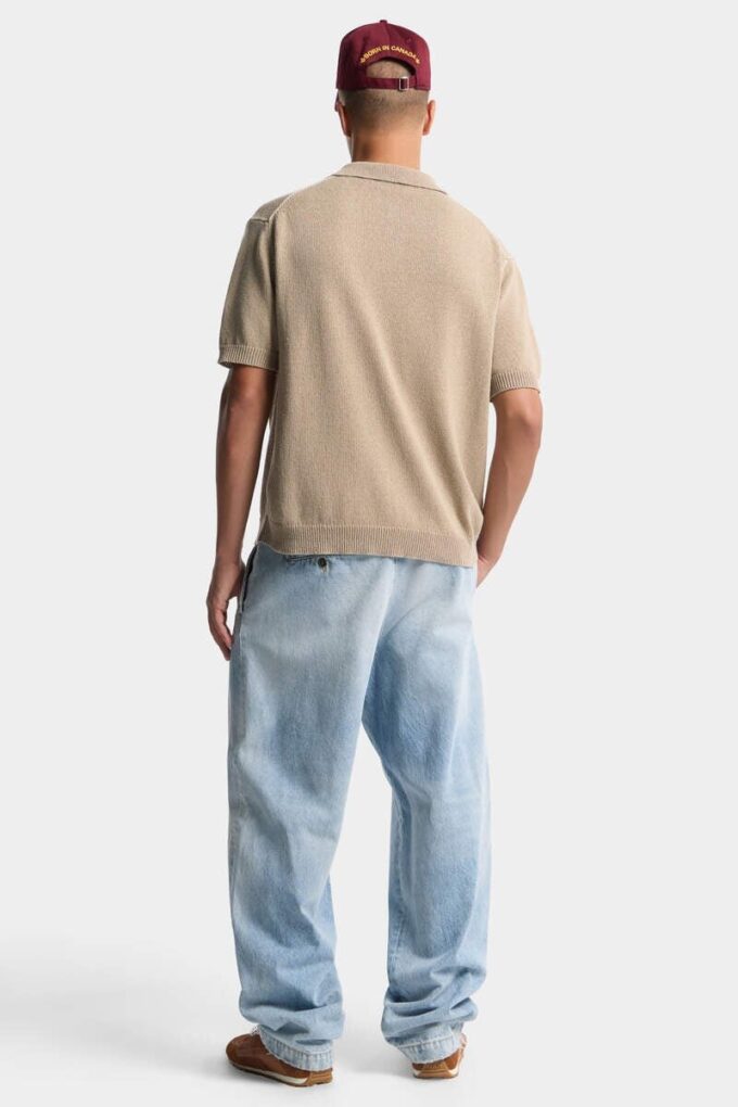 Pantalón vaquero de lavado claro y limpio con un pliegue Pantalón vaquero de lavado claro y limpio con un pliegue