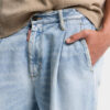 Pantalón vaquero de lavado claro y limpio con un pliegue Pantalón vaquero de lavado claro y limpio con un pliegue
