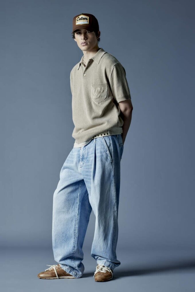 Pantalón vaquero de lavado claro y limpio con un pliegue Pantalón vaquero de lavado claro y limpio con un pliegue