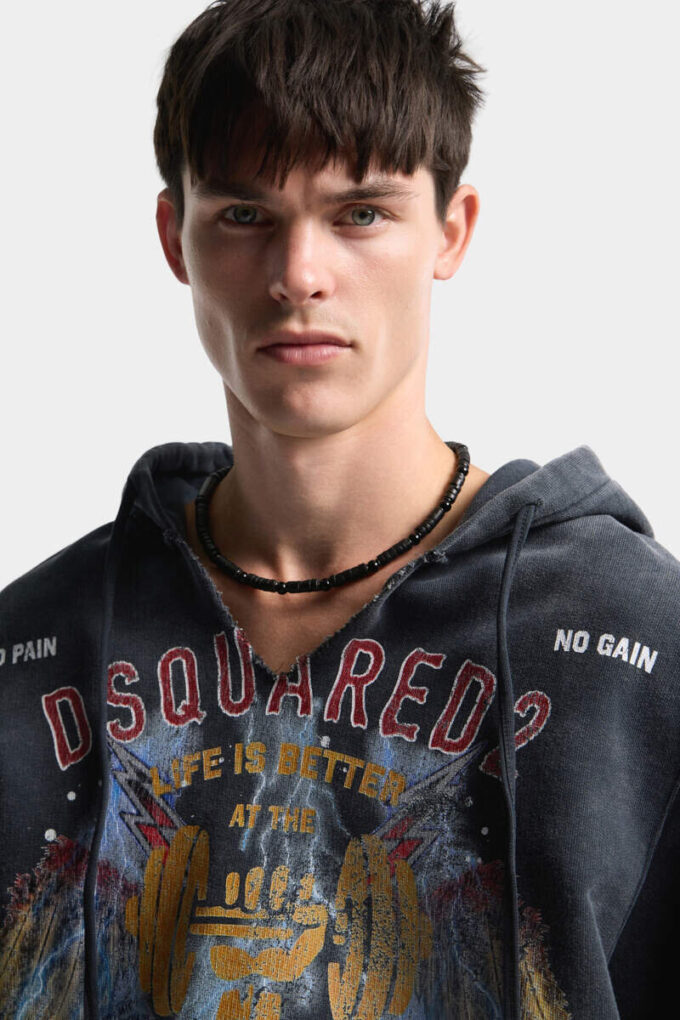 Sudadera con capucha de corte largo y ajustado con lavado rock
