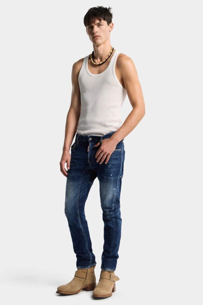Vaqueros Biker Jean con lavado de manchas rojas medianas Vaqueros Biker Jean con lavado de manchas rojas medianas