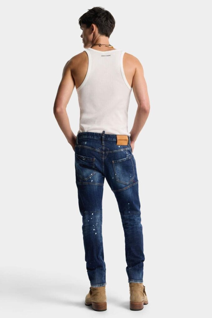 Vaqueros Biker Jean con lavado de manchas rojas medianas Vaqueros Biker Jean con lavado de manchas rojas medianas