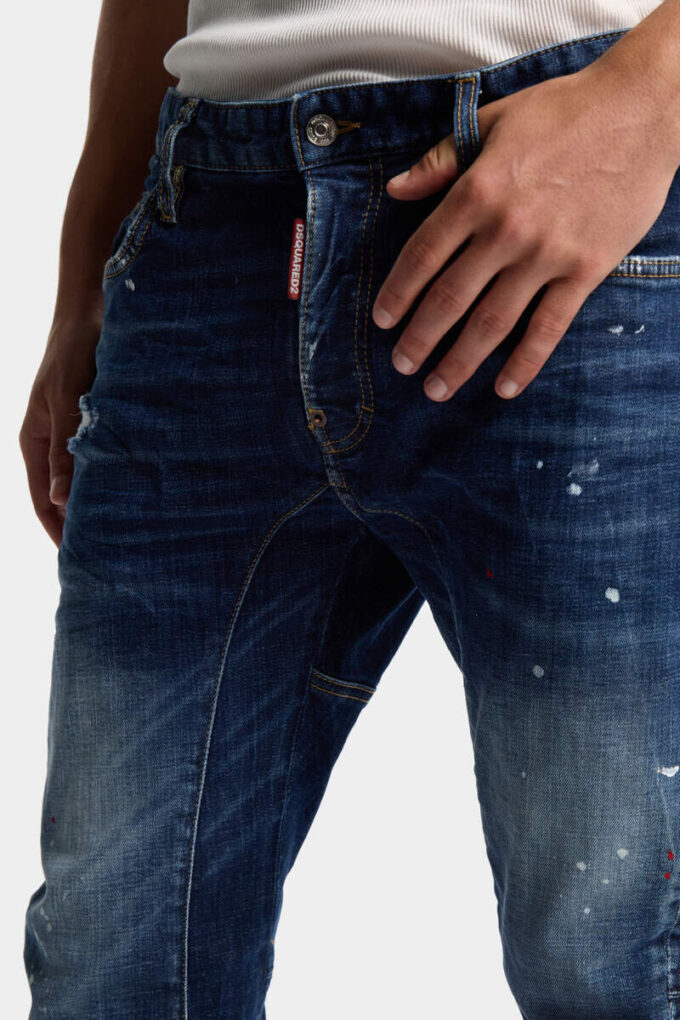 Vaqueros Biker Jean con lavado de manchas rojas medianas Vaqueros Biker Jean con lavado de manchas rojas medianas