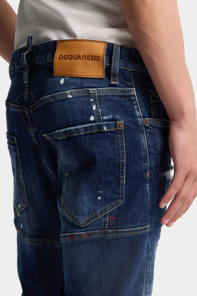 Vaqueros Biker Jean con lavado de manchas rojas medianas Vaqueros Biker Jean con lavado de manchas rojas medianas